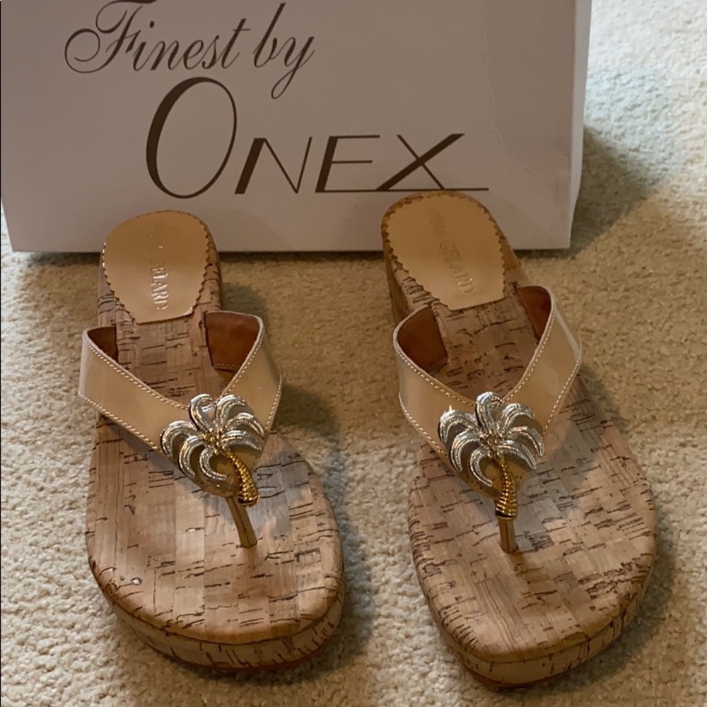 Beach/resort  sandals with palm trees.